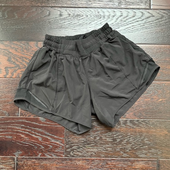 Lululemon Hotty Hot Shorts Size 2 - Picture 1 of 2